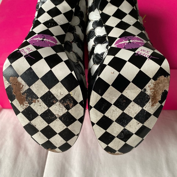 BETSY JOHNSON black and white heart peep toe pumps - Picture 8 of 12